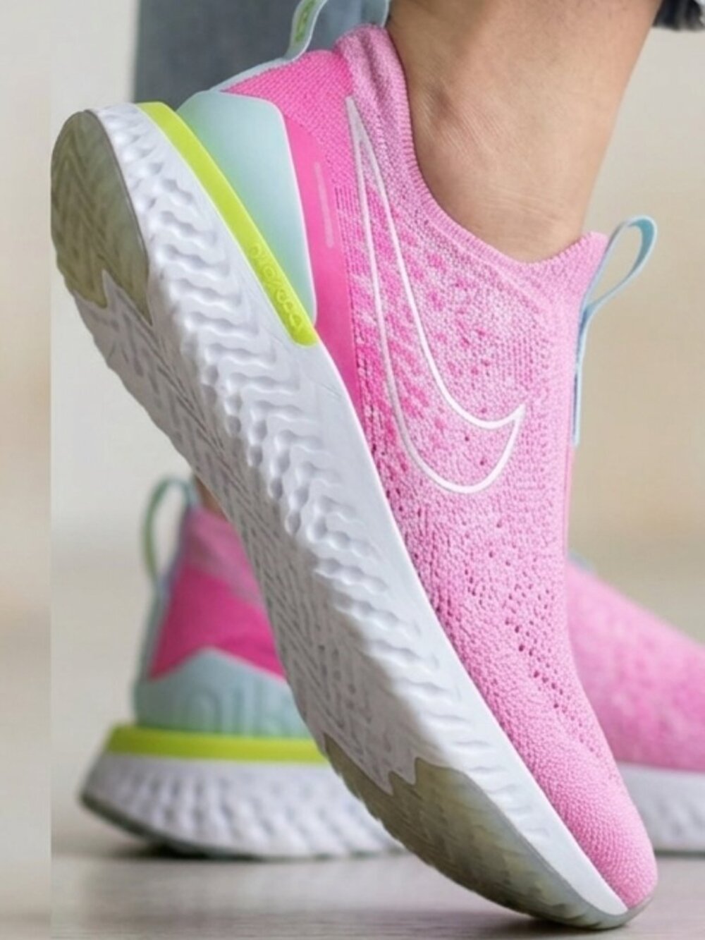 NEW Nike Epic Phantom React Flyknit GS Psychic Pink Volt Blue CJ0841-600 Size6.5 - Picture 2 of 7
